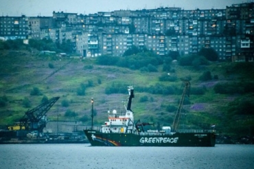 Barco Arctic Sunrise deixa o porto de Murmansk, na Russia, em direo a Amsterd, na Holanda