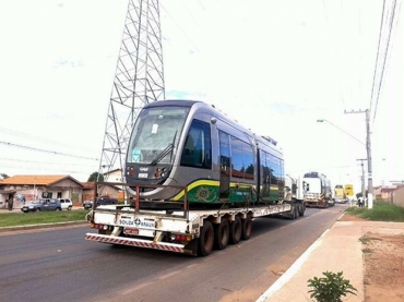 Mdulos do VLT foram transportados at praa para exibio 