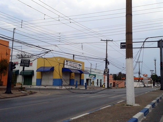 Caminho de grande porte derrubou fiao na avenida Fernando Corra