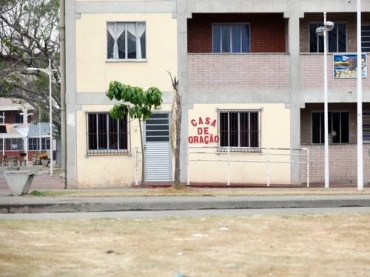 Uso irregular. A fachada do imvel que agora  utilizado como igreja no conjunto do PAC em Manguinhos.