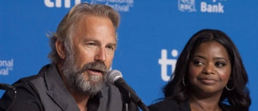 Kevin Costner e Octavia Spencer no lanamento de Octavia Spencer em Toronto