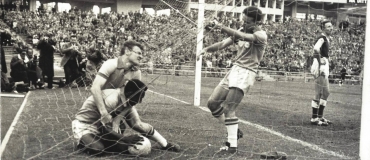 Uma das imagens exibidas em Como era gostoso o nosso futebol: a emoo logo aps gol de Pel, no jogo Brasil x Pas de Gales, em 1958, na Sucia