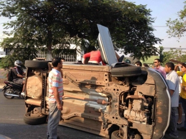 Carro tombou em avenida de Cuiab (Foto: Roni Mendes/ Arquivo pessoal)