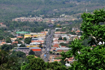 Trecho da Avenida Pedro Celestino, principal de Camapu; a via corta a cidade de ponta a ponta 