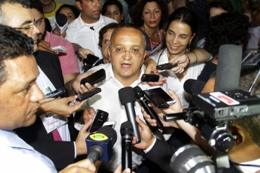 O governador eleito Pedro Taques, que deu entrevista no local de apurao