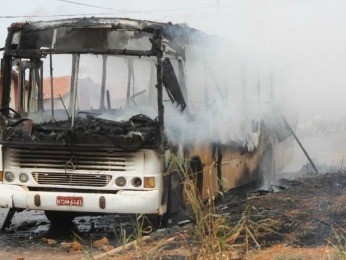 nibus foi consumido pelas chamas em Sinop