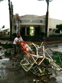 Temporal derrubou torre da TV Centro Amrica em Tangar da Serra.