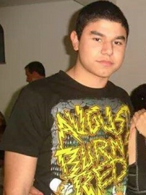O estudante Victor Hugo Santos em foto com camiseta que ele usava no dia da festa, segundo a famlia
