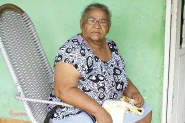 Evaldina Rainha da Silva, 66, diz que no sai de sua casa sem receber