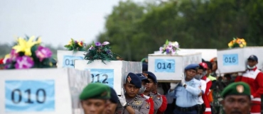 Caixes com corpos de vtimas foram transportadas em avio militar no aeroporto em Pangkalan