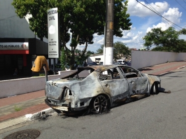 Ford Fusion foi incendiado; carcaa foi levada para delegacia.