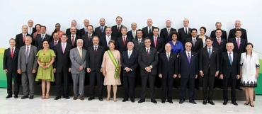 Dilma Rousseff posa ao lado de Michel Temer e de sua equipe de ministros Joel Rodrigues/01.01.2015/Estado Contedo