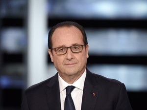 O presidente francs Franois Hollande posa em estdio da emissora RF1 durante gravao de entrevista