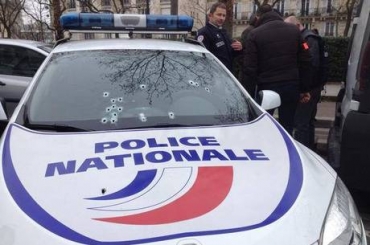 O prefeito de Paris afirmou que trs policiais ficaram feridos durante o ataque