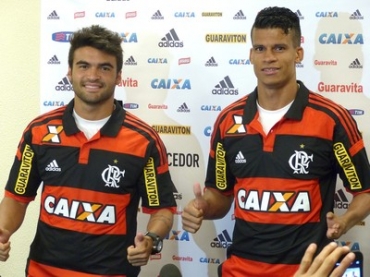 Arthur Maia e Thallysson posam com a camisa do Flamengo em Atibaia