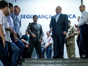 O governador Pedro Taques (PDT) e o secretrio de Segurana, Mauro Zaque, na sede da Sesp.