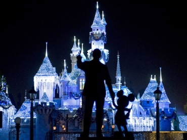 Foto de 2009 mostra Castelo da Bela Adormecida com esttua de Walt Disney e Mickey Mouse, na Disney, Califrnia; surto de sarampo atingiu parque