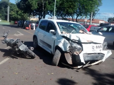 Carro e moto envolvidos em acidente em Santa Maria