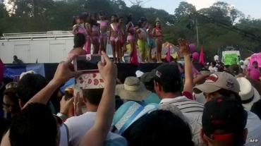 Cocurso de beleza com meninas em trajes de banho  realizado h 20 anos na Colmbia