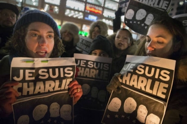 Milhares de pessoas saram s ruas de Paris para protestar contra o ataque ao jornal