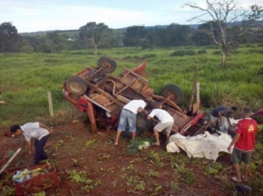 A caminhonete capotou e parou com as rodas para cima, enroscada em uma cerca.