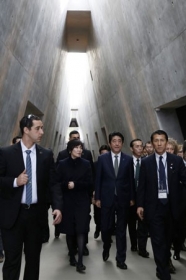 O primeiro-ministro japons, Shinzo Abe, em visita ao memorial do Holocausto em Jerusalm