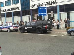 Homem � baleado na Prefeitura de Vila Velha