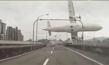 Motoristas registraram a passagem do avio pelo viaduto momentos antes da queda