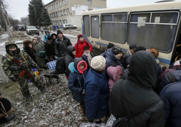 Civis entram em nibus das foras armadas da Ucrnia em Debaltseve na sexta-feira (6) durante cessar-fogo para a evacuao da cidade