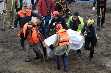 Equipe de busca e salvamento transporta um corpo recuperado no local do acidente com o avio da TransAsia em Taipei, Taiwan, em 6 de fevereiro