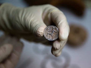 Arquelogos descobrem moeda da poca de Alexandre, o Grande