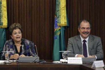 Para a lder petista, a sociedade brasileira no aceitar uma ruptura democrtica