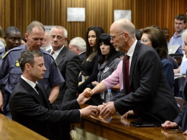 Oscar Pistorius  consolado por seus familiares aps ser condenado a 5 anos de priso pelo assassinato da namorada, a modelo Reeva Steenkamp. A sentena foi dada em um tribunal de Pretria, na frica do Sul