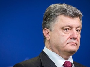 O presidente da Ucrnia, Petro Poroshenko, fala antes de uma reunio de cpula da Unio Europeia em Bruxelas neste sbado (30)