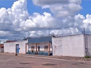 Cadeia Pblica de Barra do Bugres tem capacidade para 74 presos e abriga 220. 
