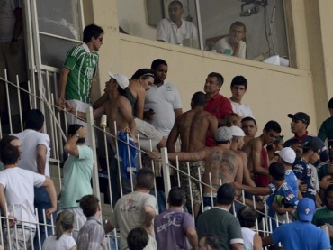 Torcedores do Palmeiras hostilizaram e perseguiram diretores do clube no Pacaembu