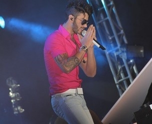 Gusttavo Lima ganha calcinha de f no show em Limeira 