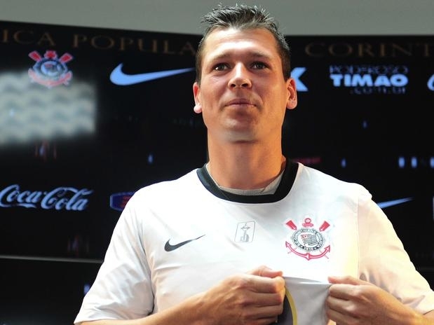 Zagueiro prefere no arriscar a data da estreia pelo Corinthians