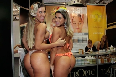 As loiras apareceram no evento com biqunis fio dental para promoverem o bronzeador artificial da marca Tropic Tan