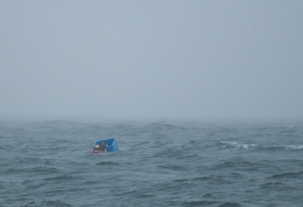 Dono de barco que estava por perto fotografou o momento do resgate de Harris