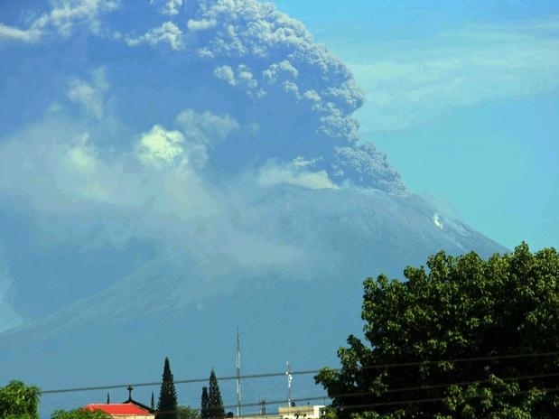 O vulco Sn Cristbal entra em erupo e solta fumaa a 4 km de altura, a 150 km de Mangua
