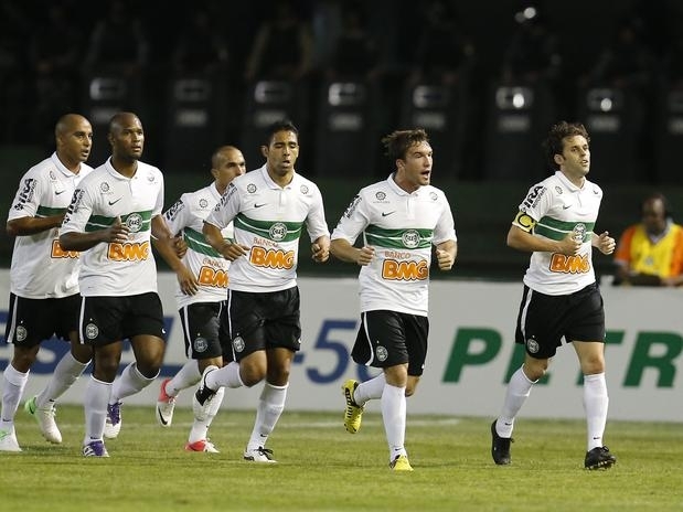 Jogadores do Coritiba comemoram gol na vitria diante do Flamengo