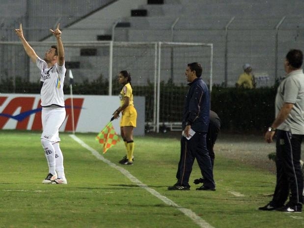 Giancarlo comemora o primeiro gol da Ponte Preta no empate em Campinas
