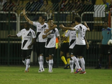 Jogadores da Ponte Preta comemoram gol da vitria marcado pelo lateral Uendel
