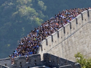 Multido se aglomera sobre a Muralha da China perto de Pequim