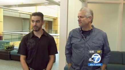 Michael Buelna, policial de Santa Ana, na Califórnia, se reuniu com Robin Barton neste domingo (26)