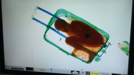 O menino de oito anos estava dentro de uma mala e seguia de Marrocos para a Espanha