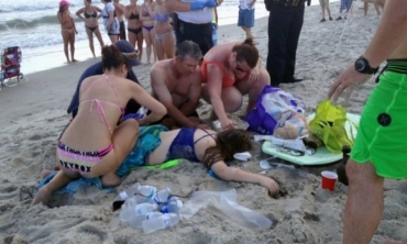Equipe de emergncia ajuda uma adolescente aps ataque de tubaro na Carolina do Norte