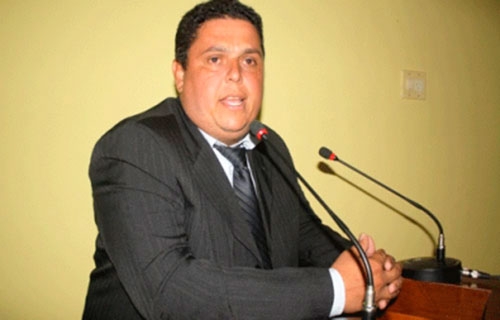 Vereador Wanderson Brito Pinto responde pelo crime de homicdio qualificado contra Alex Mendes da Costa e tentativa de homicdio contra Marcelo Machado. O caso ocorreu em 2006, em Arenpolis