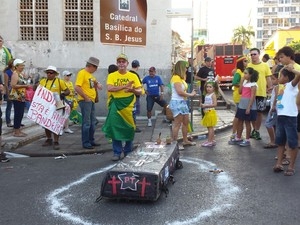 Em Cuiab, manifestantes fizeram enterro simblico